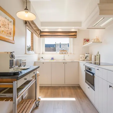 Spacious, Warm And Updated W Parking & Garden 아파트