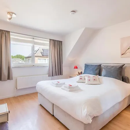 Spacious, Warm And Updated W Parking & Garden Appartement