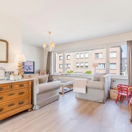 아파트 Spacious, Warm And Updated W Parking & Garden *